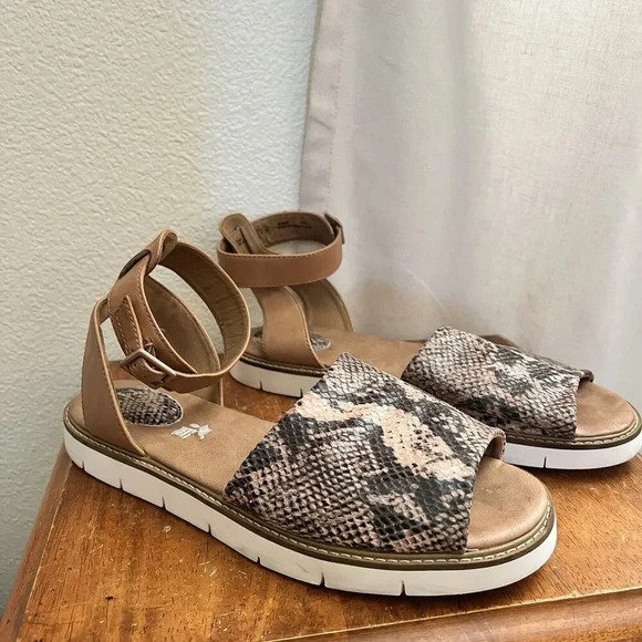 Clarks Artisan Lydie Hala Snake Comfort Flat Leather Sandals Womens 9.5 Tan Boho - Picture 1 of 10